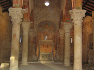 800px-Abbazia_Cerrate_Interno