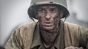 Andrew Garfield, interpreta Desmond Doss.
