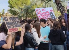 Manifestazione davanti al Volta: “Più sicurezza nelle scuole!”